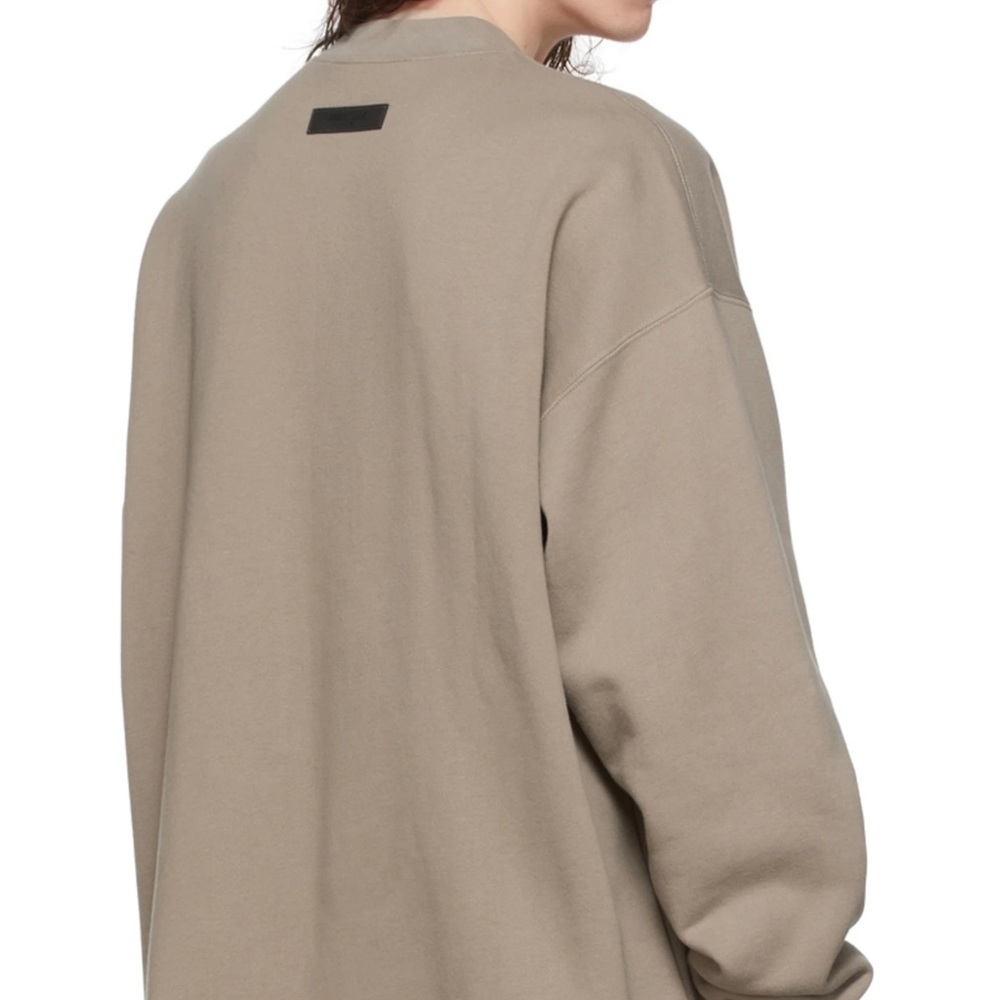 HOST PICK 🤘🏼😁🤩🥳 Essentials Fear of God sweatshirt - Picture 2 of 3